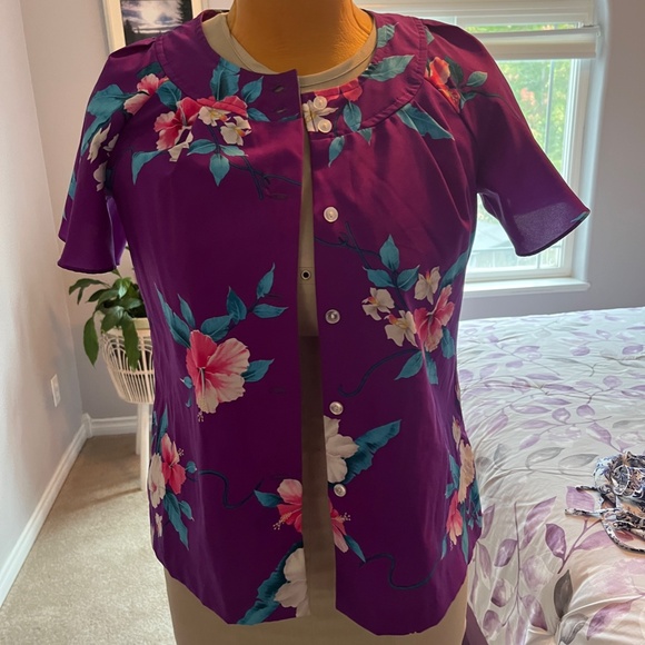 reposhing a beautiful shirt - Picture 3 of 3